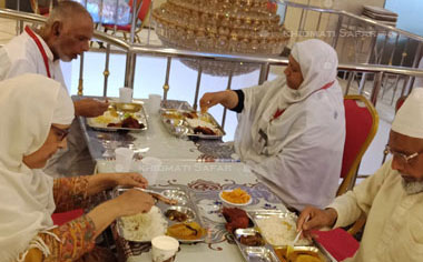 Khidmati safar Pilgrims have their dinner in Madina
