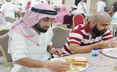 Khidmati safar Umrah Pilgrims eating their  breakfast