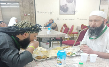 Khidmati safar Umrah Pilgrims having their dinner